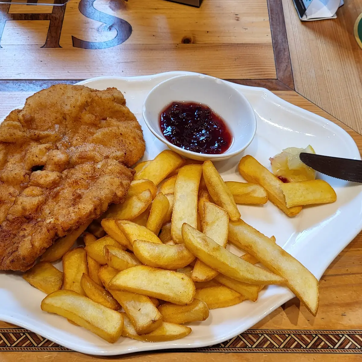 Wiener Schnitezel Vom Schwien Mit Pommes