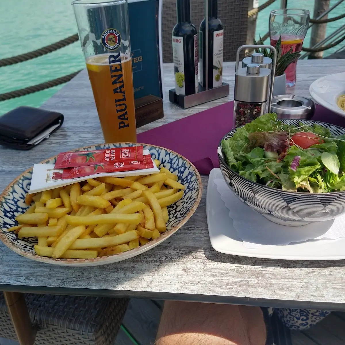 Pommes Frites Und Gemischter Salat