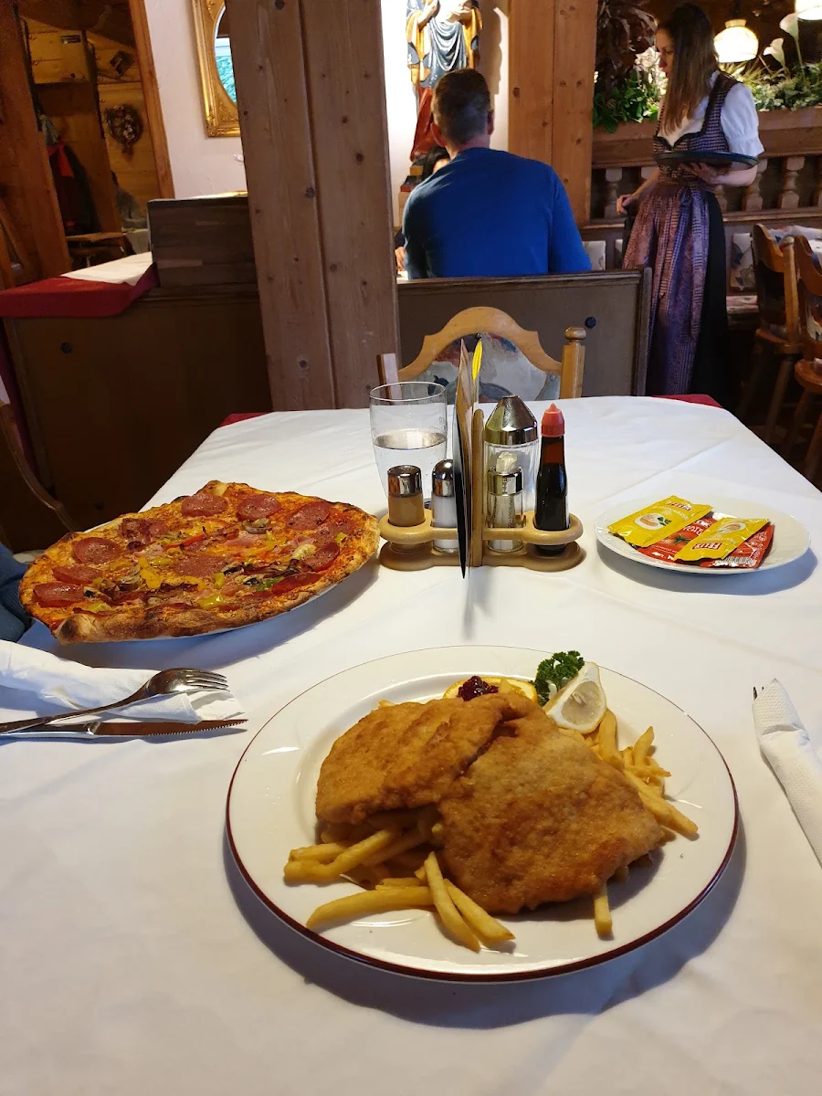 Hauspizza Und Schnitzel Mit Pommes