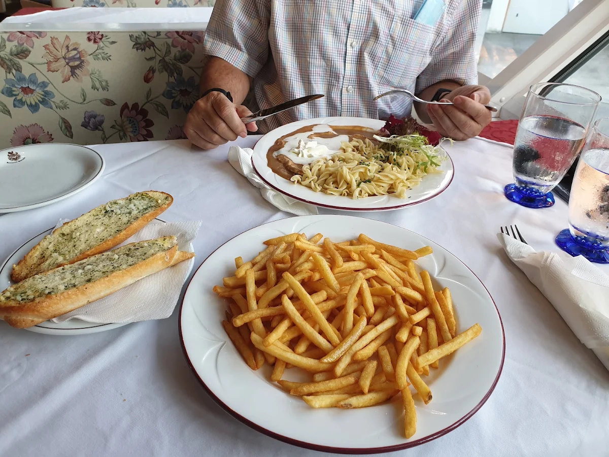 Pommes Und Knoblauchbrot