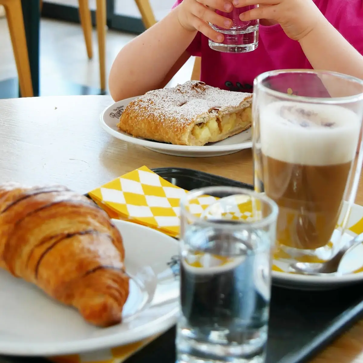 Croissant A Jablečný Štrúdl