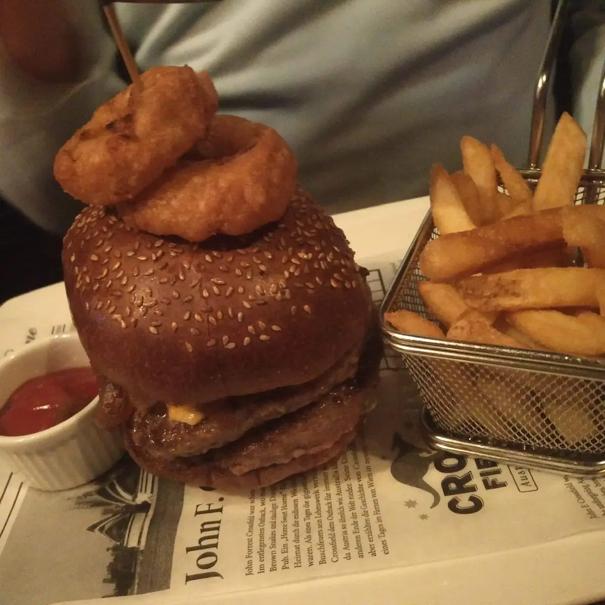 Burger Mit Pommes, Crossfield's Australian Pub