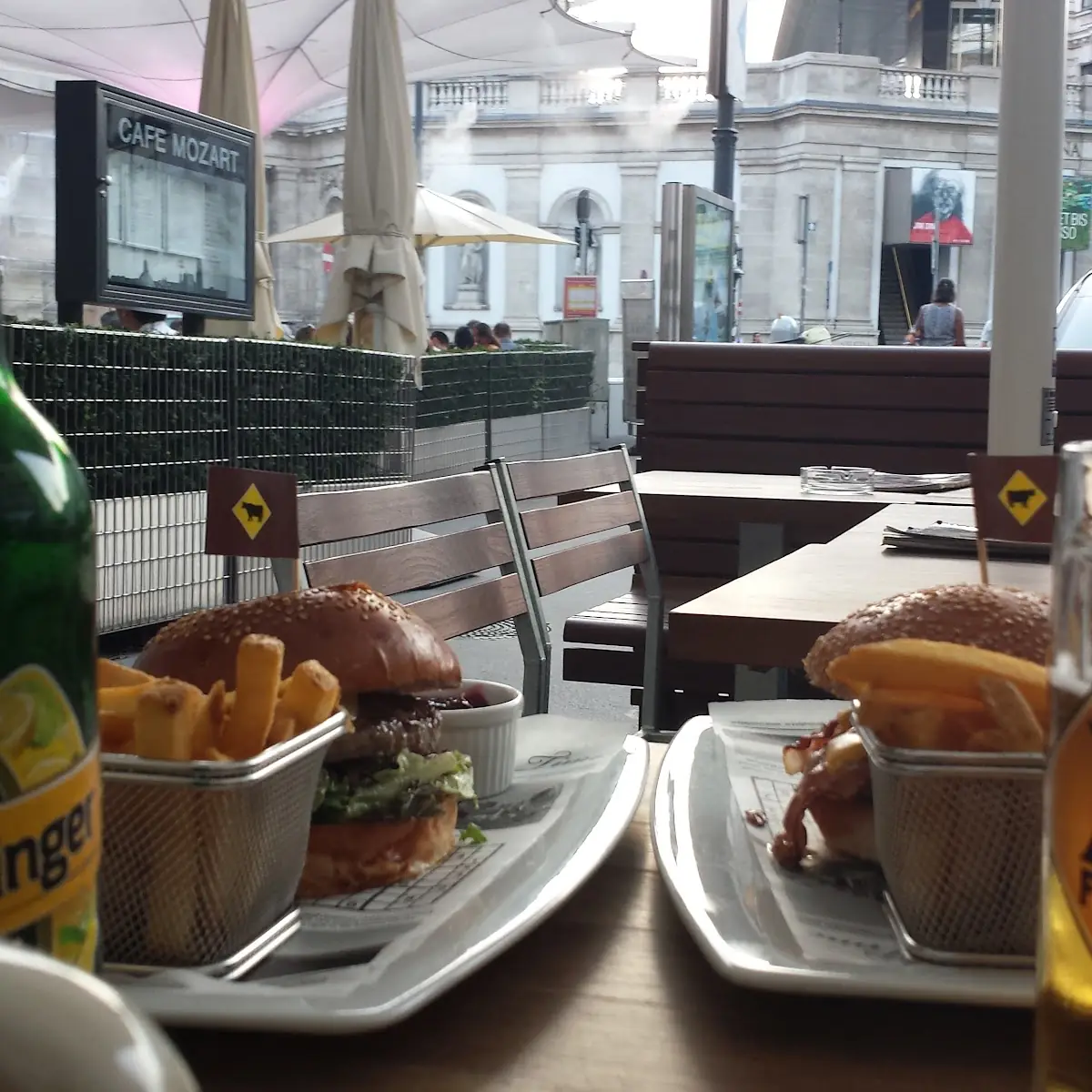 Burgers, Crossfield's Australian Pub
