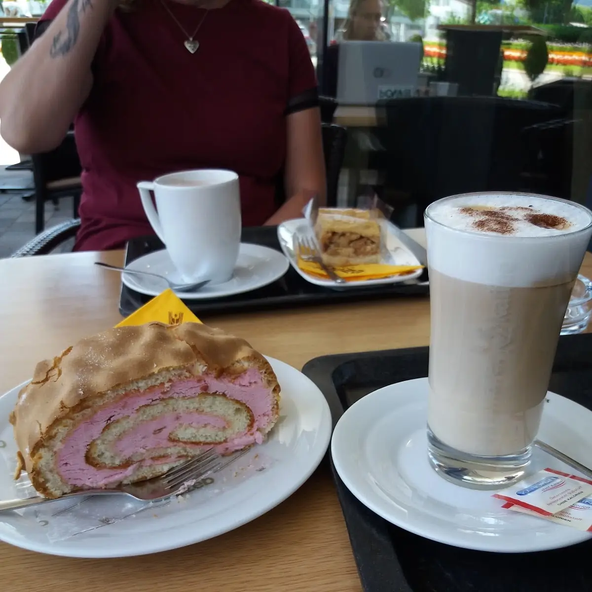 Erdbeerrolle Und Latte
