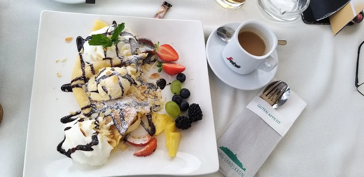 Eispalatschinken Und Cappuccino