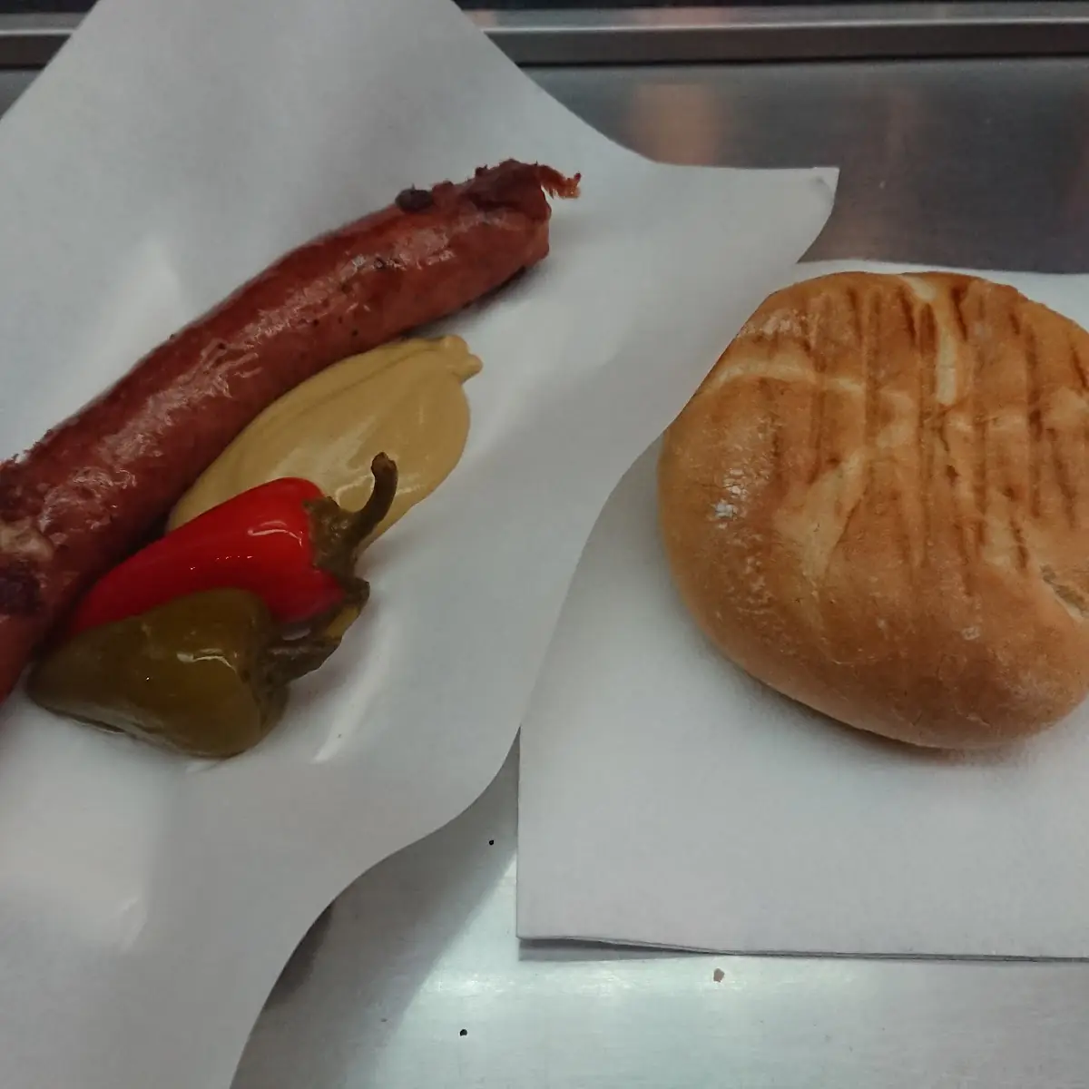 Käsekrainer Mit Senf Und Scharfen Pfefferoni