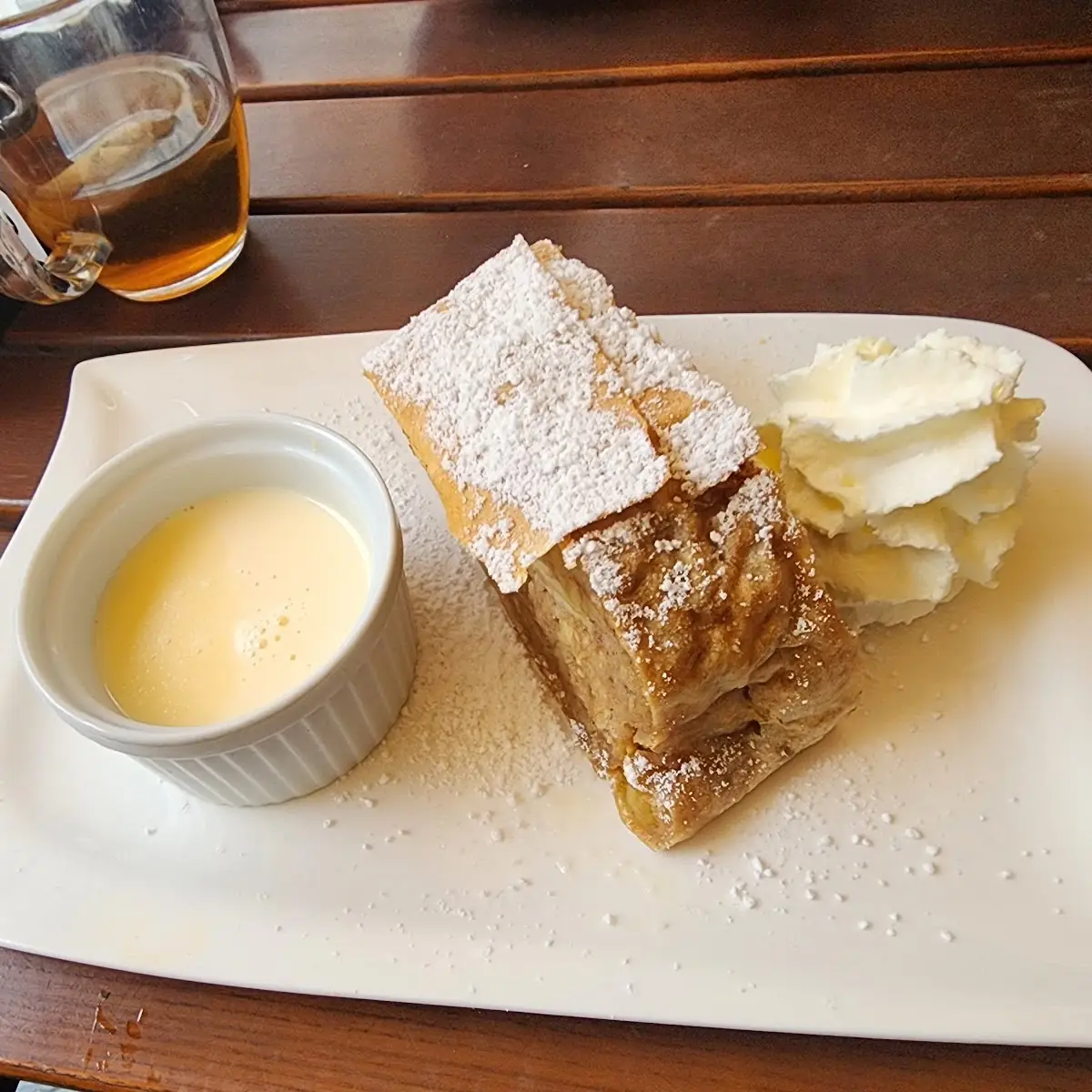 Wiener Apfelstrudel Mit Vanillesauce Und Schlagobers