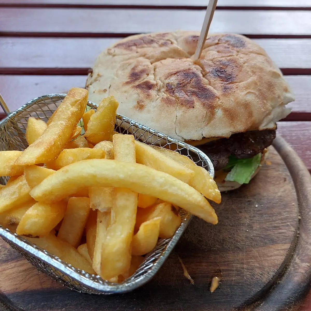 Gourmet Pljeskavica Scharf Pommes