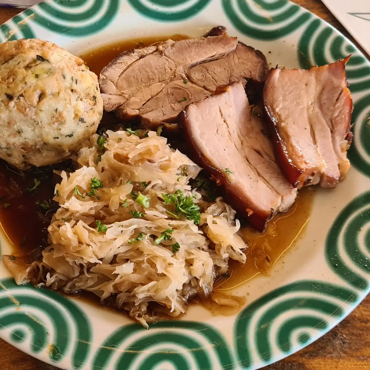 Schweinsbraten Mit Semmelknödel Und Sauerkraut