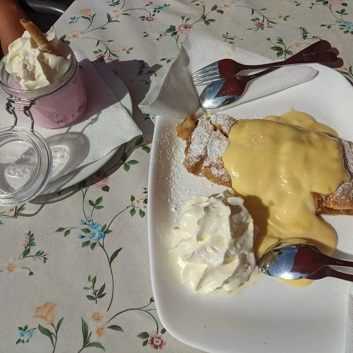 Apfelstrudel Mit Schlagsahne & Vanillesauce Erdbeereis