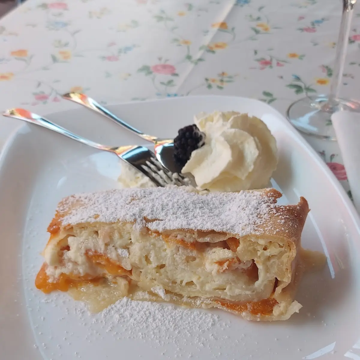 Topfenstrudel Mit Marillen