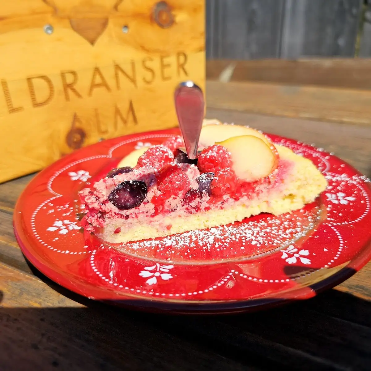 Biskuitkuchen Mit Beeren Und Creme