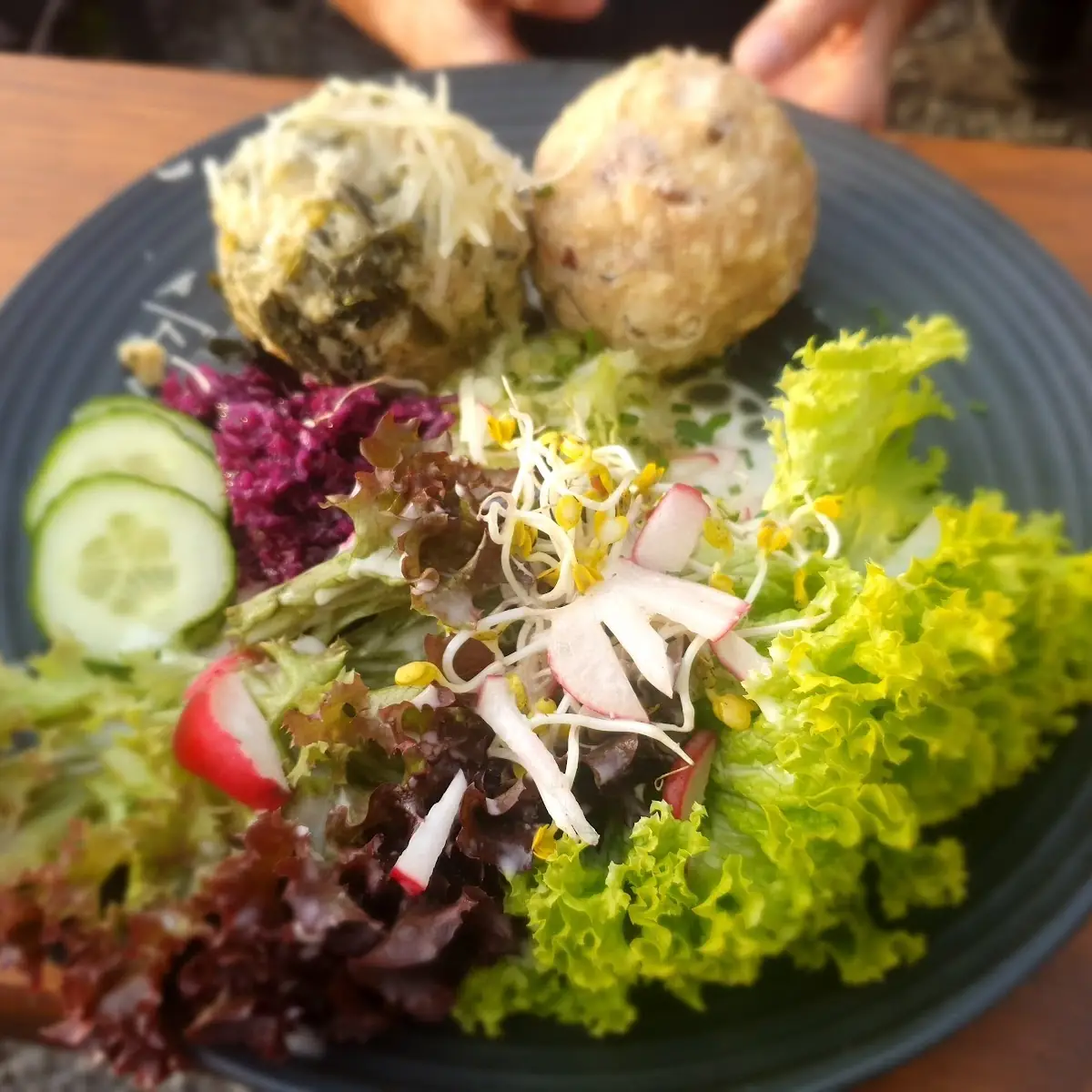 Spinatknödel Und Speckknödel Auf Salat