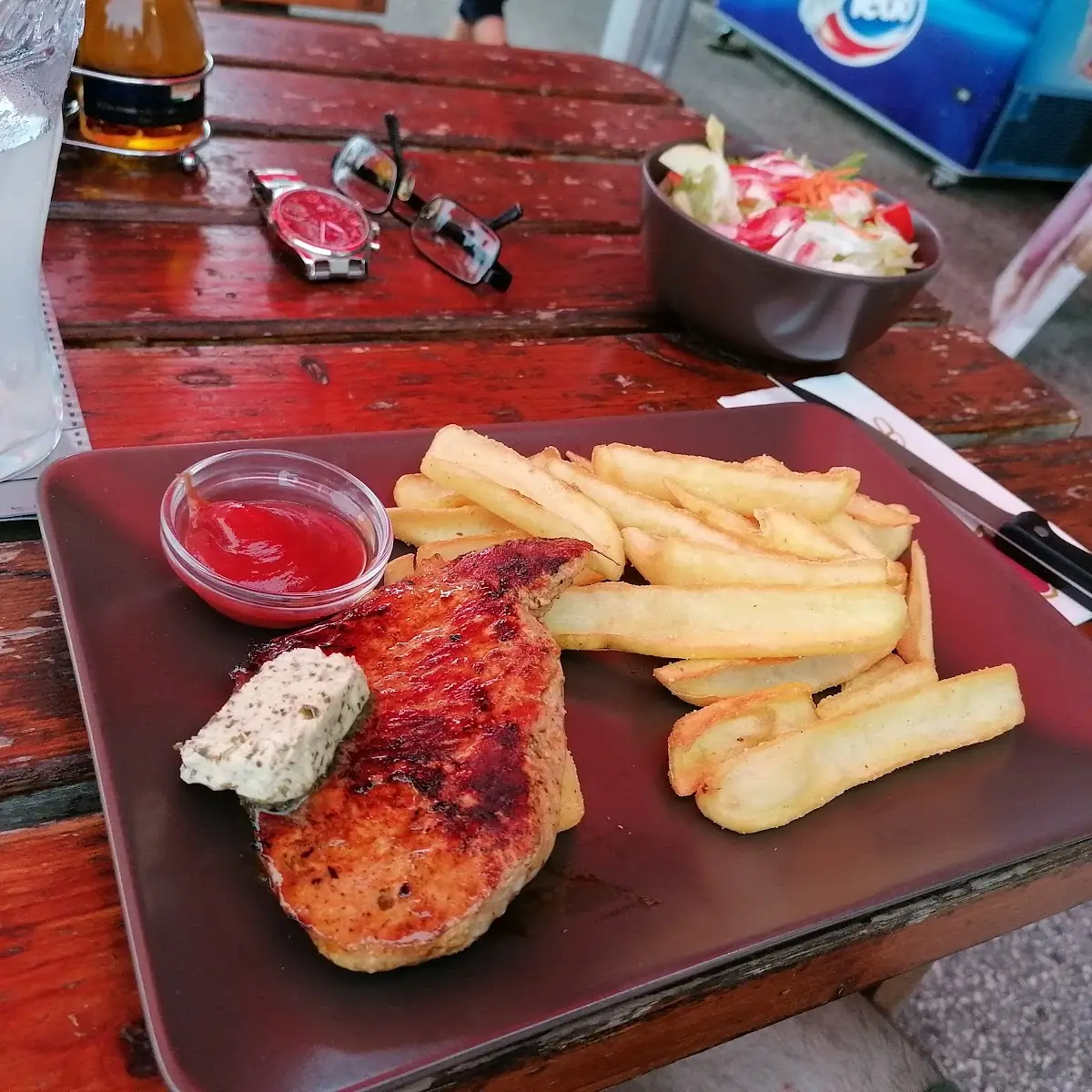 Gegrilltes Kotelett Mit Pommes