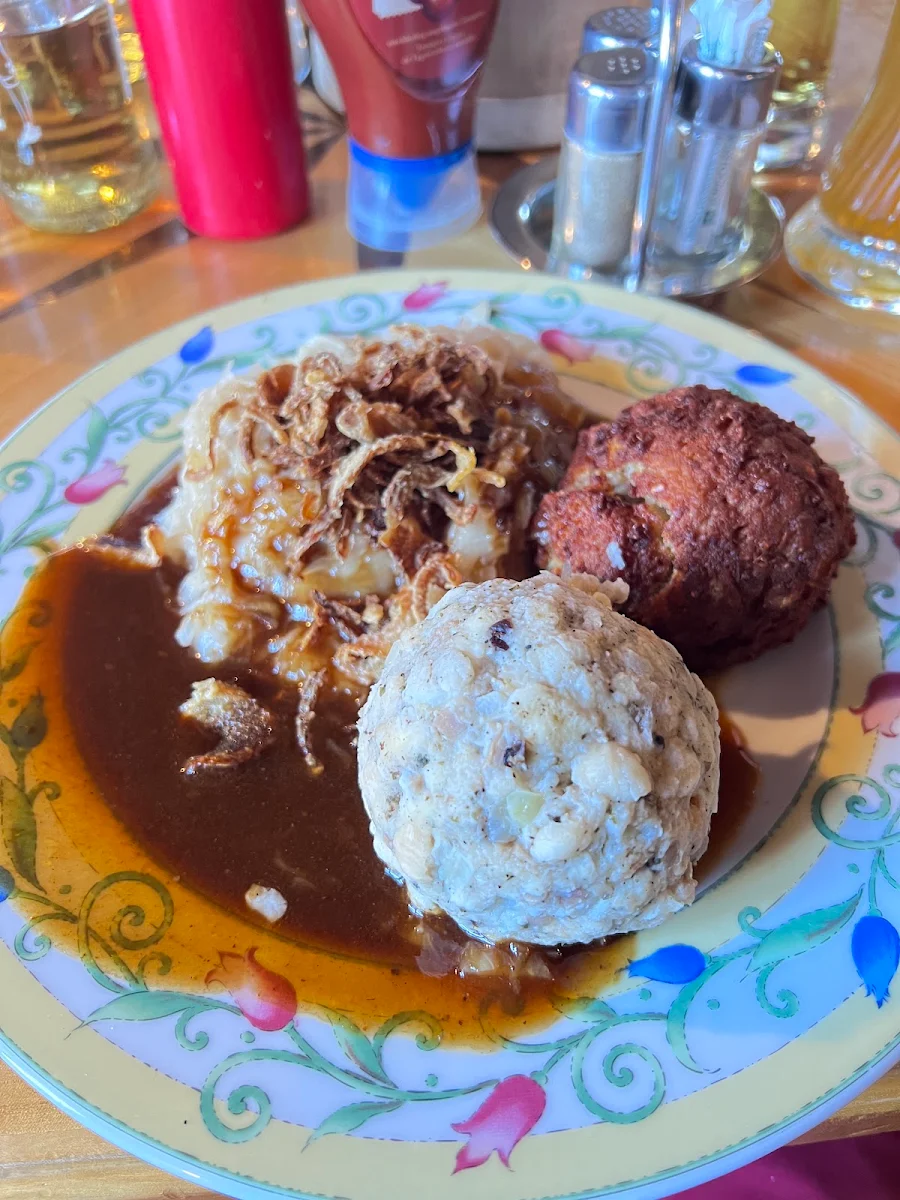Zweierlei Knödel Mit Sauerkraut