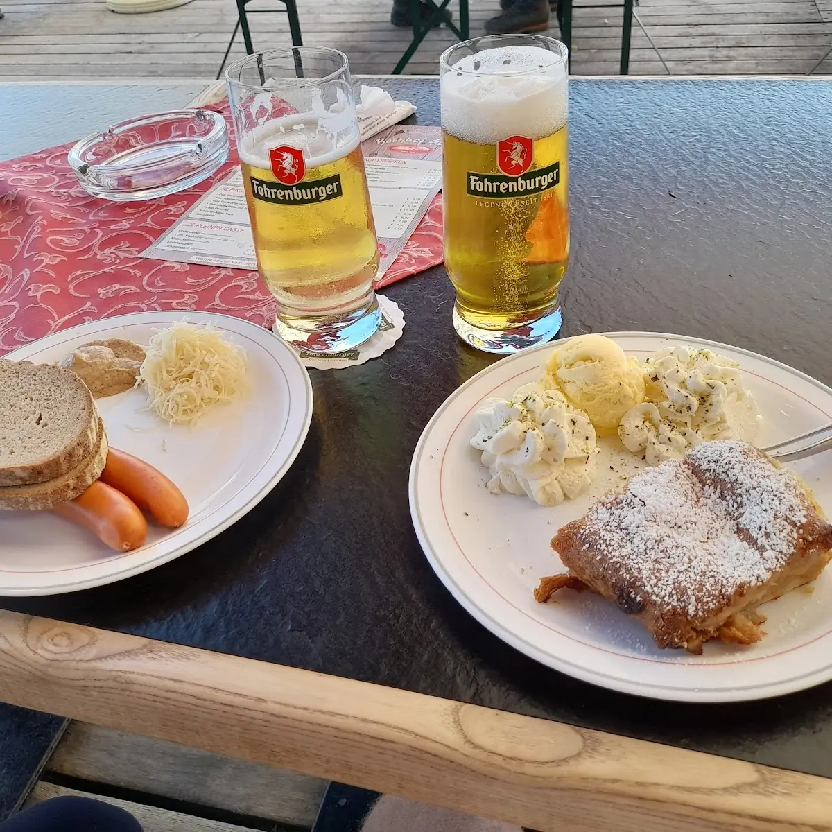 Apfelstrudel Mit Sahne Und Eis