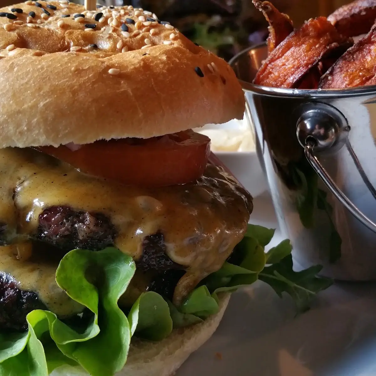 Cheeseburger Mit Süsskartoffelpommes
