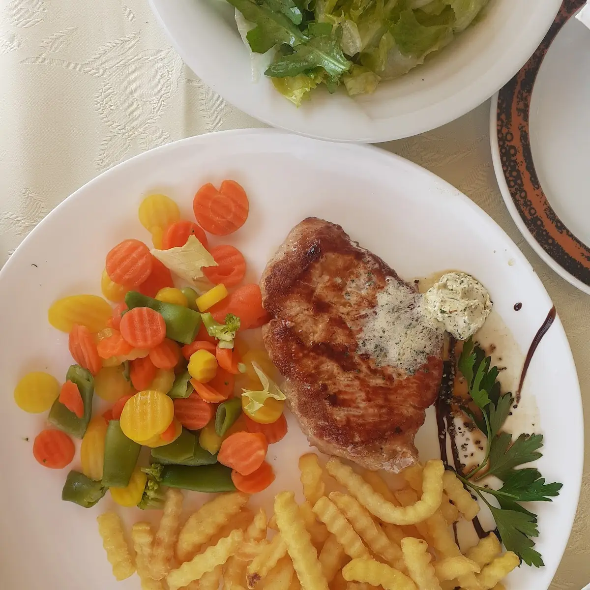 Jungschweinerücken Mit Pommes Frites Und Gemischten Gemüse