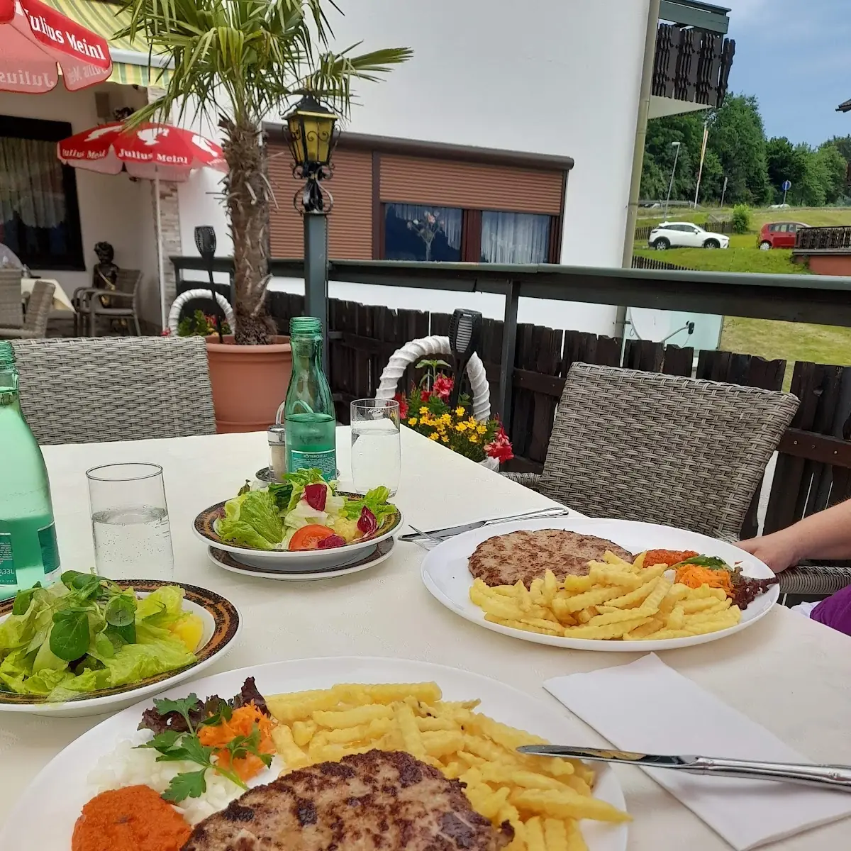 Pljeskavica Mit Pommes Und Salat