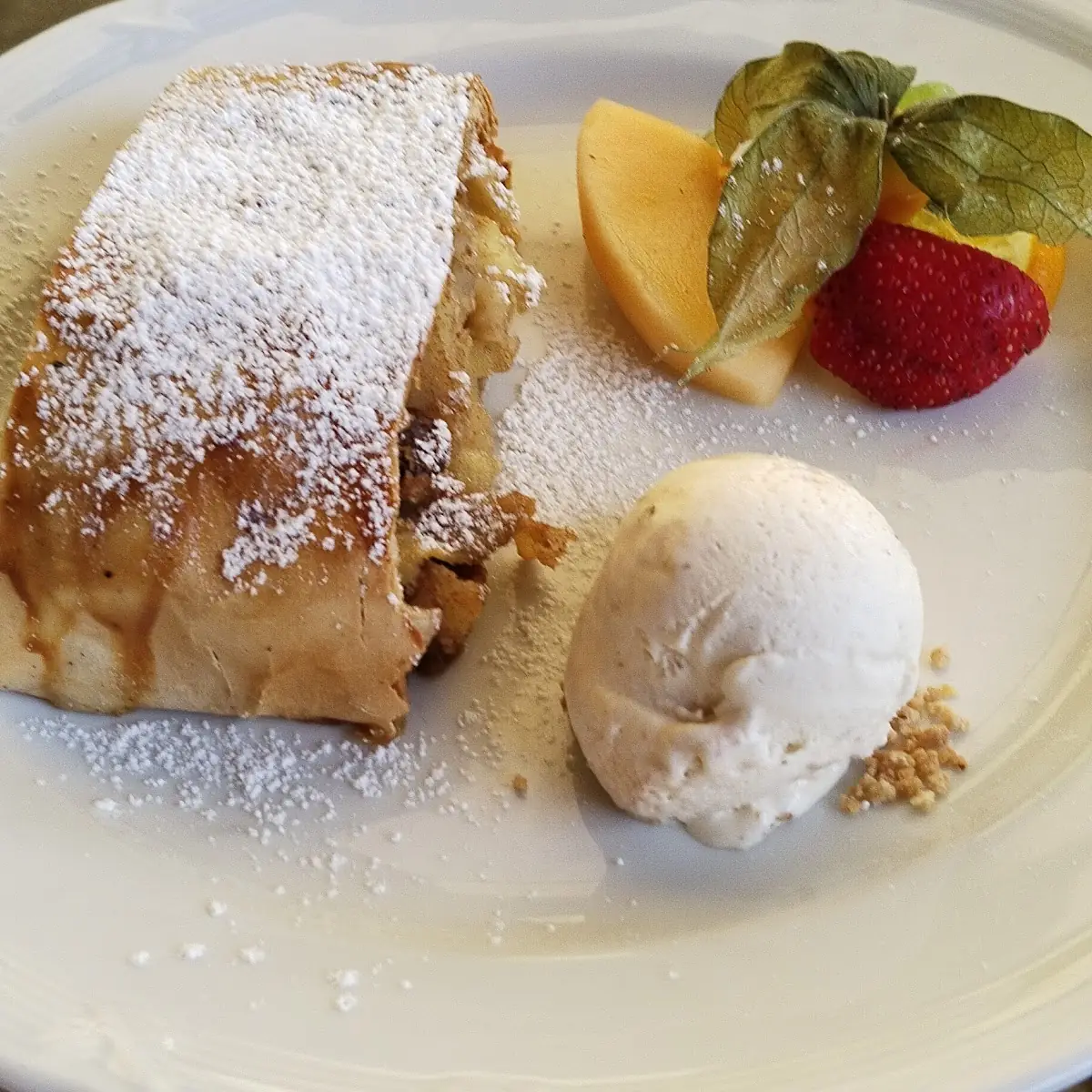 Apfelstrudel Mit Vanilleeis