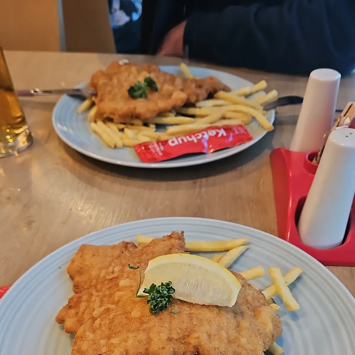 Schweineschnitzel Wiener Art Mit Pommes Frites