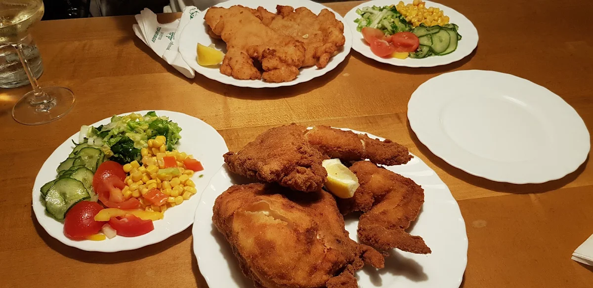 Backhenderl Und Surschnitzel Jeweils Mit Salat