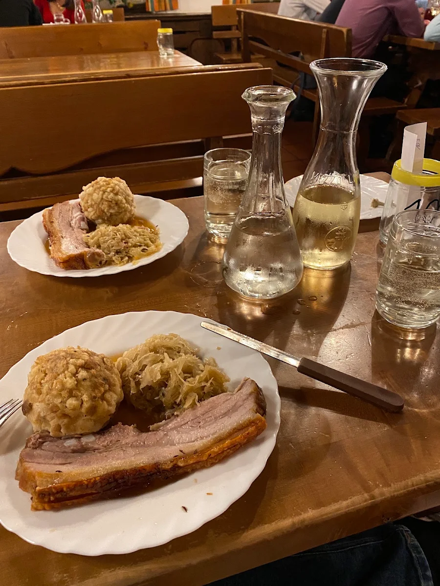 Schweinsbraten Mit Sauerkraut Und Knödeln