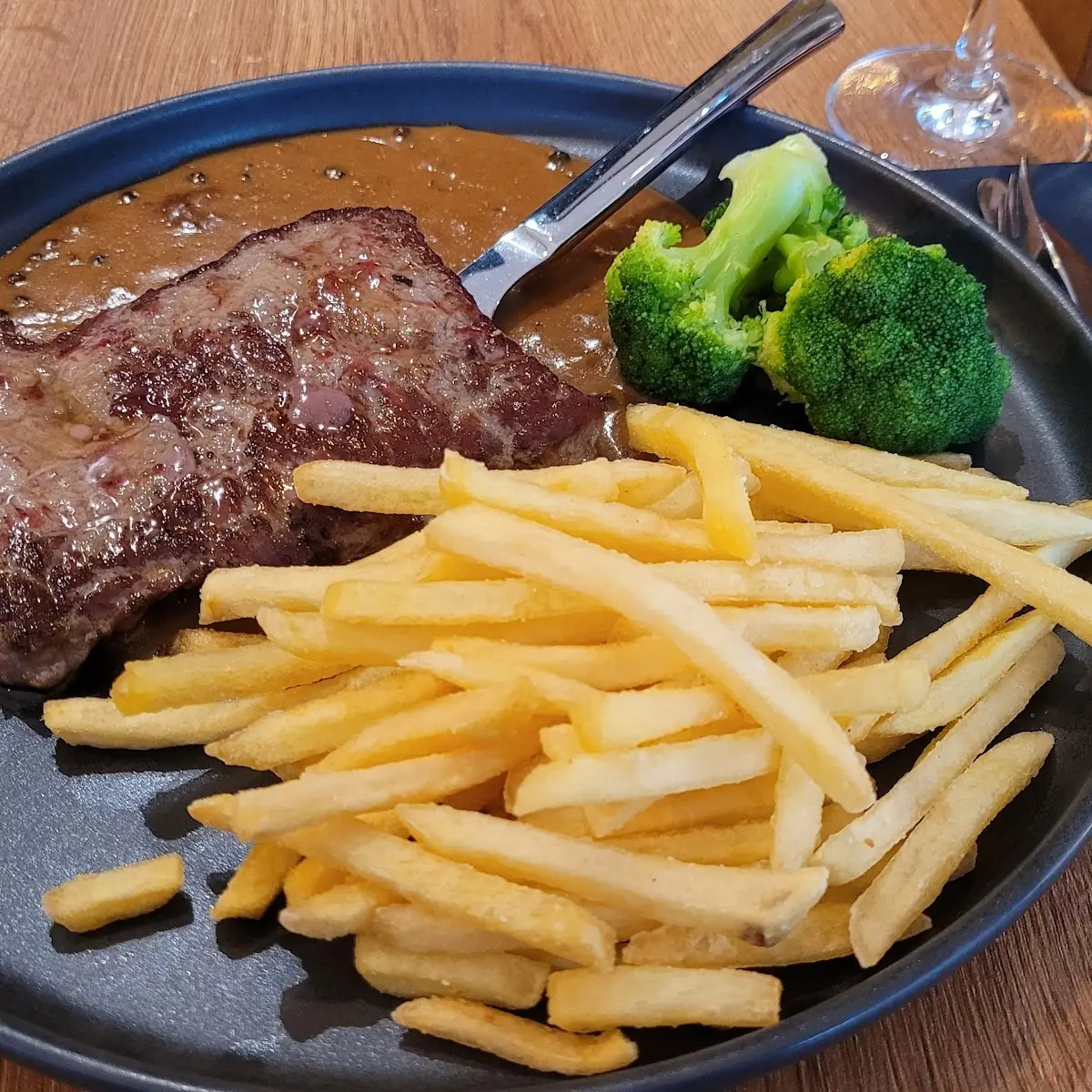 Pfefferrahmsteak Mit Pommes Und Brokkoli