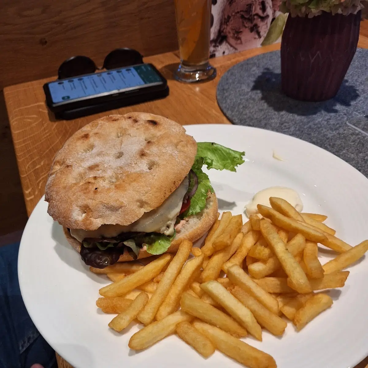 Green Oat Burger Mit Pommes Frites Und Dip Vegetarisch
