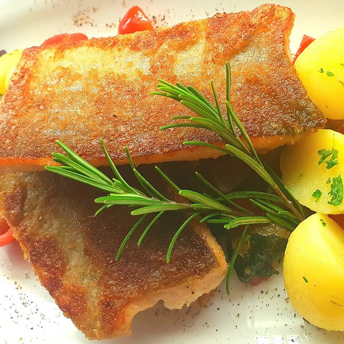 Gebackene Zanderstreifen Auf Blattsalat