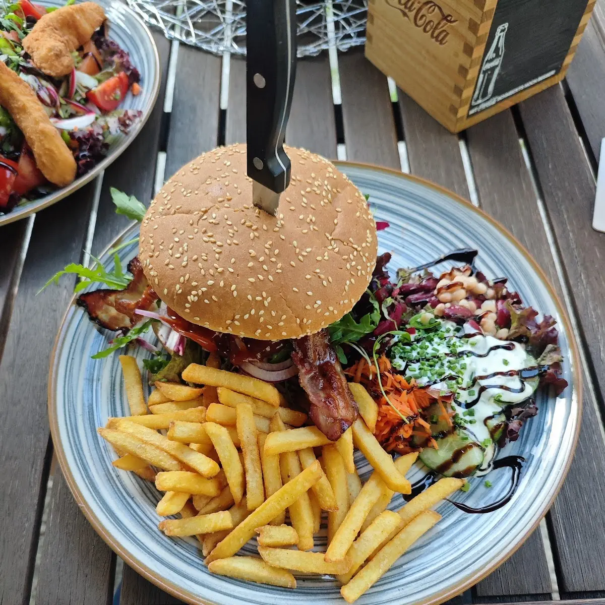 KreuzWirt Burger mit Pommes