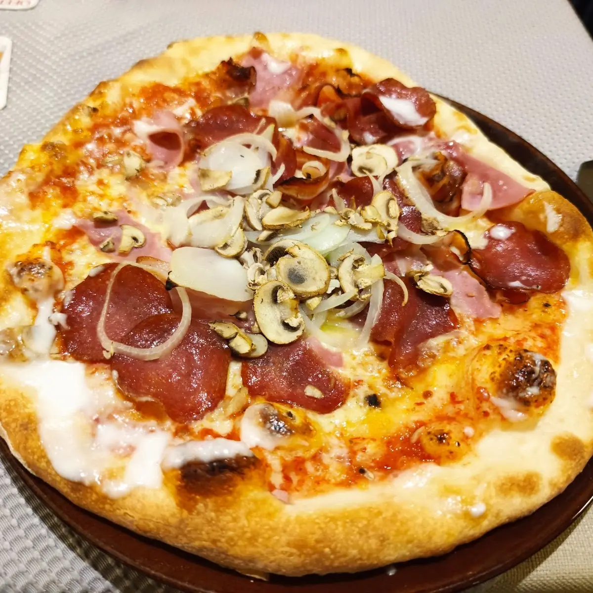 Pizza Quatro Staggione Mit Spiegelei