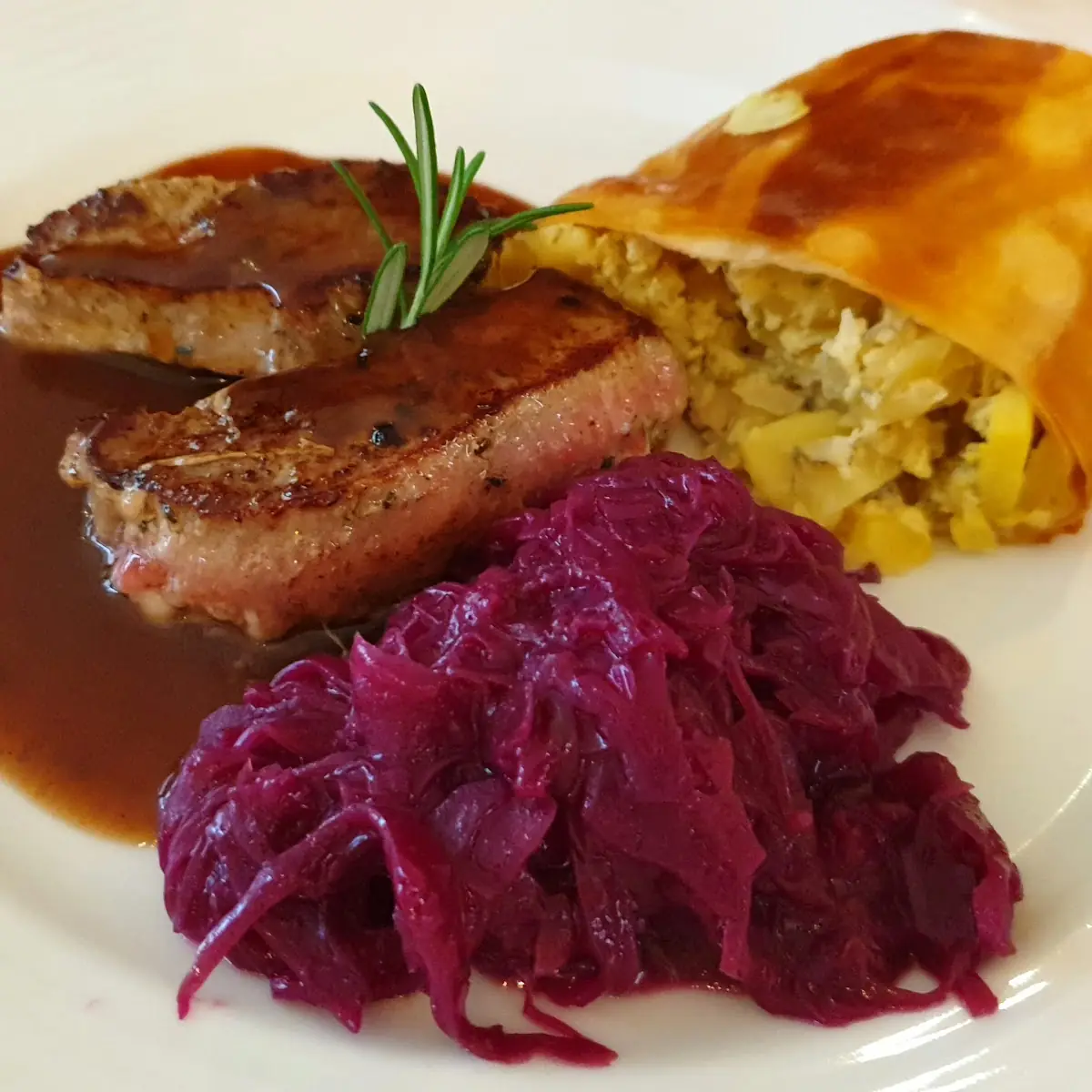 Hirschfilet Mit Rotkraut Und Kartoffelstrudel