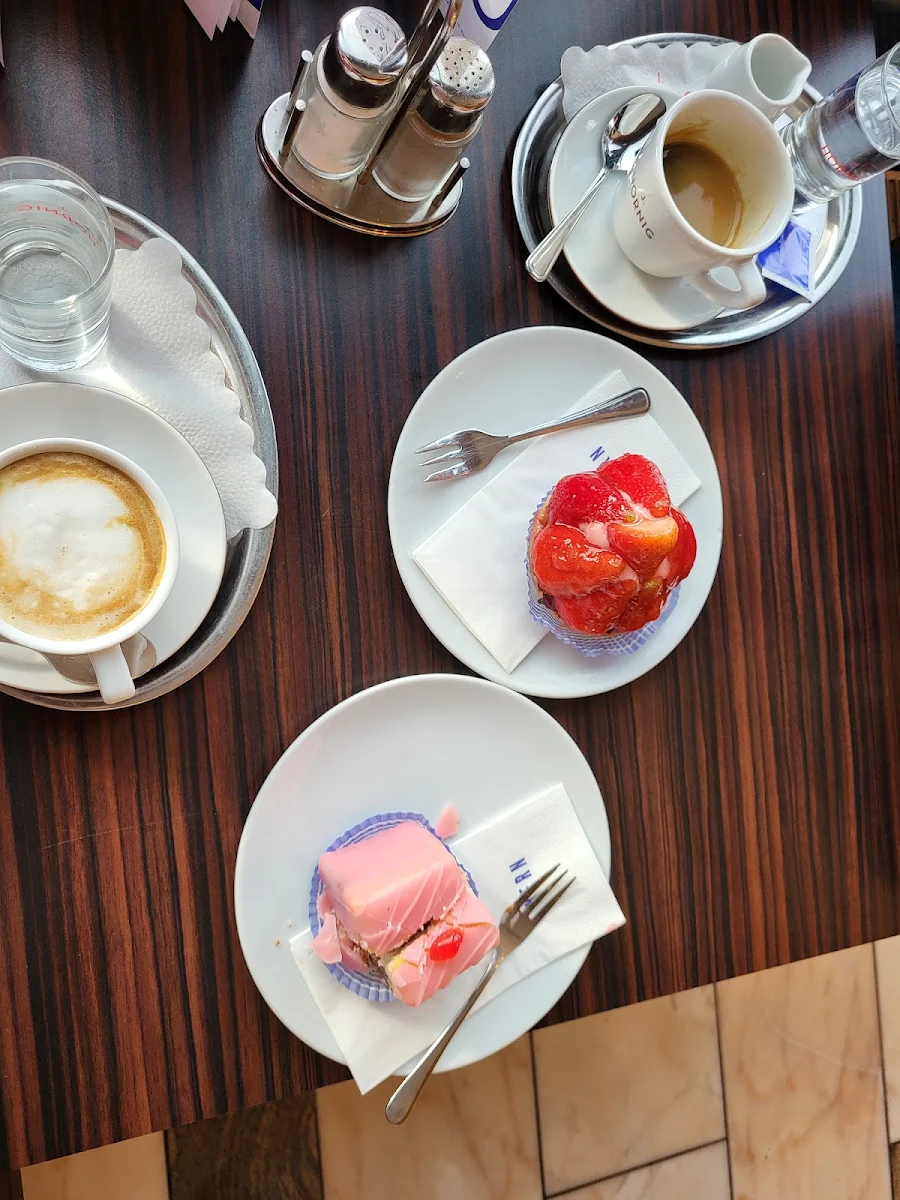 Kaffee Mit Punchkrapfen Und Erdbeertörtchen