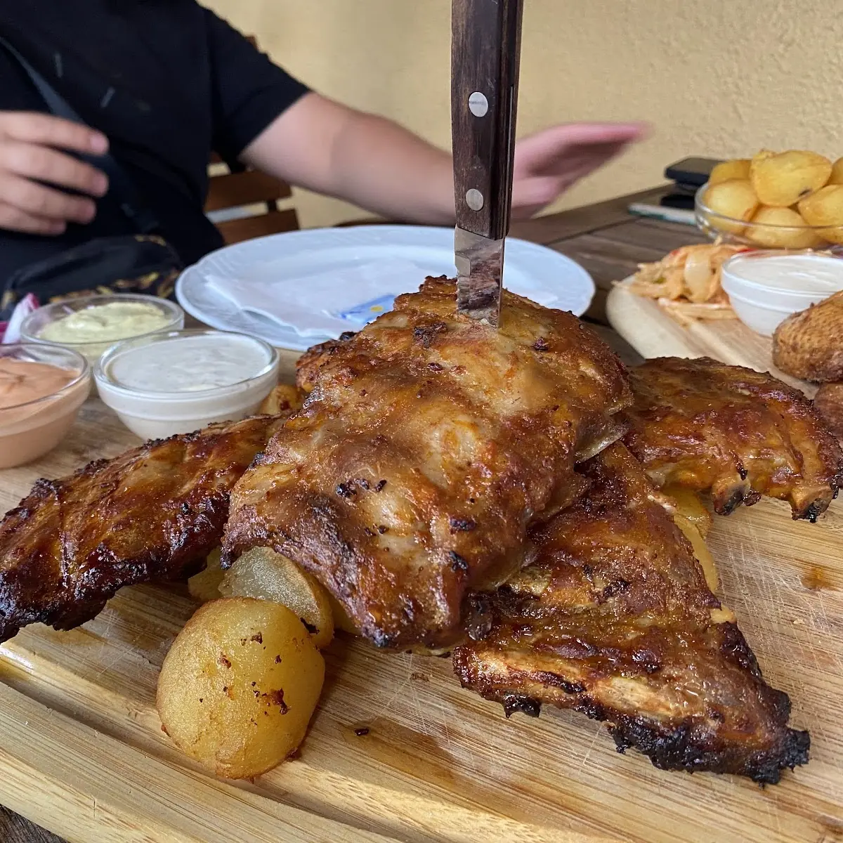 Ofenfrische Hausgebeizte Spare Ribs Mit Sauce Tartar