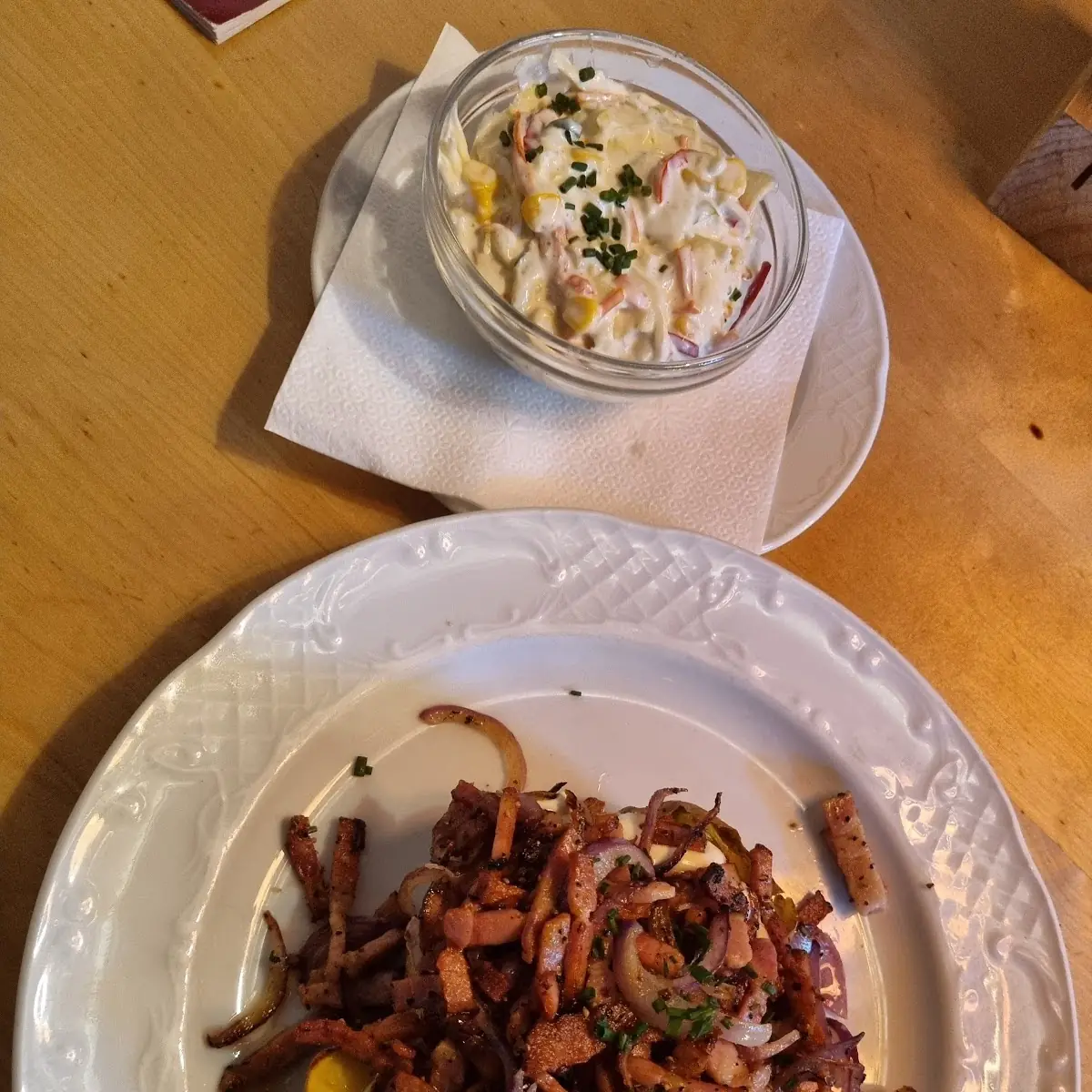 Ofenkartoffel Mit Speck Zwiebeln Rahm Und Rohkostsalat