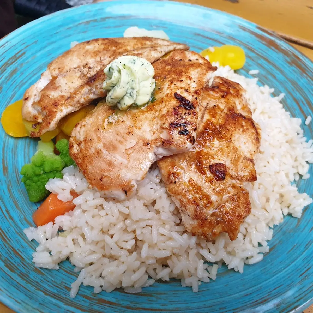 Gegrilltes Hühnerfilet Mit Reis Und Gemüse