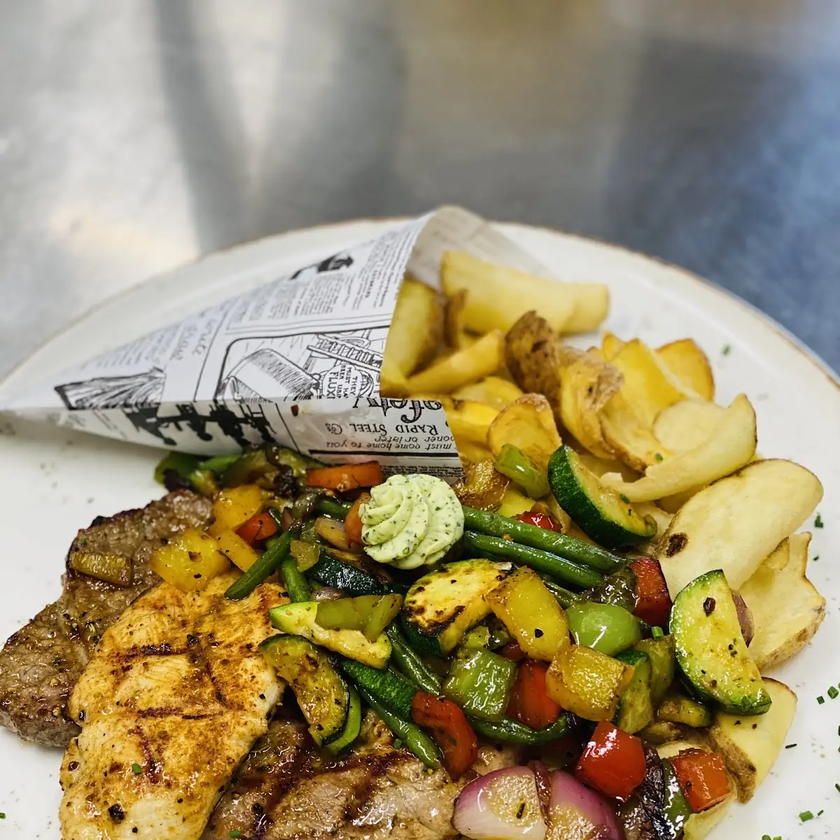 Grillteller Mit Chips Und Grillgemüse