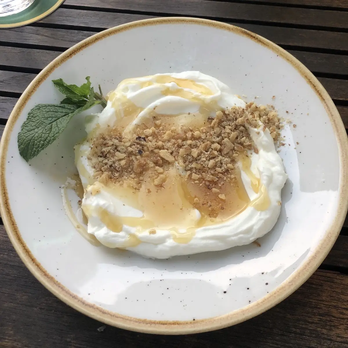 Türkischer Joghurt Mit Honig Und Nüsse