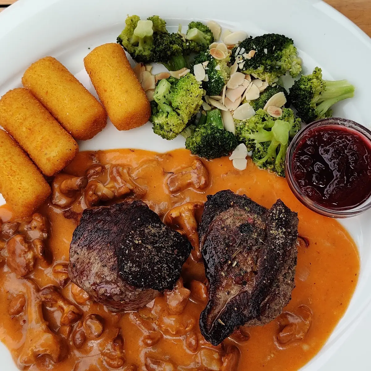 Hirschrückensteak Auf Eierschwammerlsauce Mit Mandelbroccoli Und Kartoffelkroketten