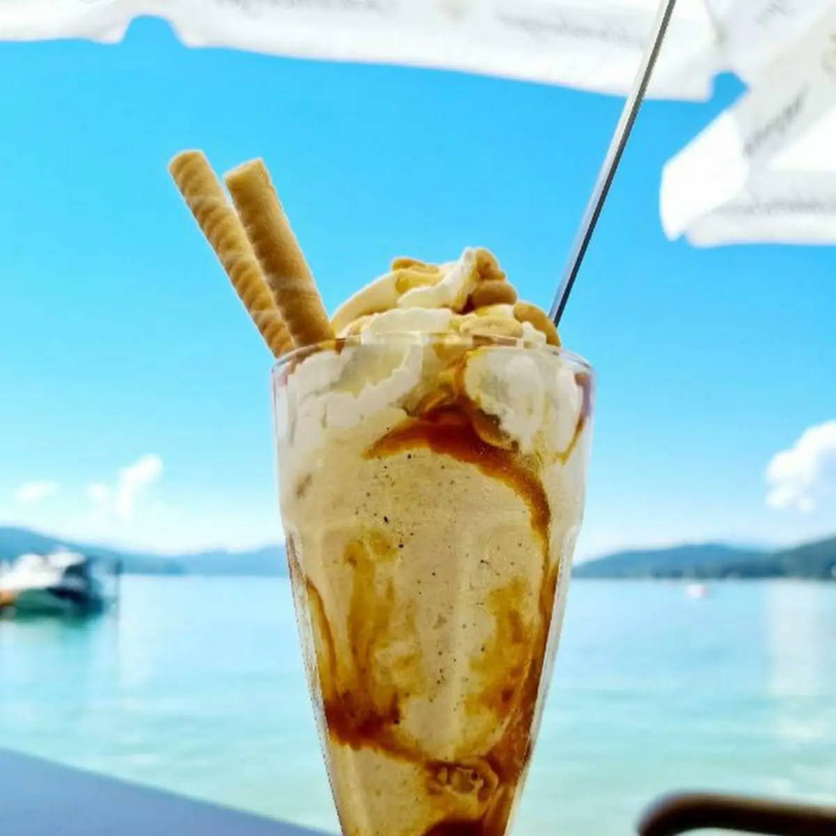Caramel Vanilleeis Und Gesalzene Erdnüsse
