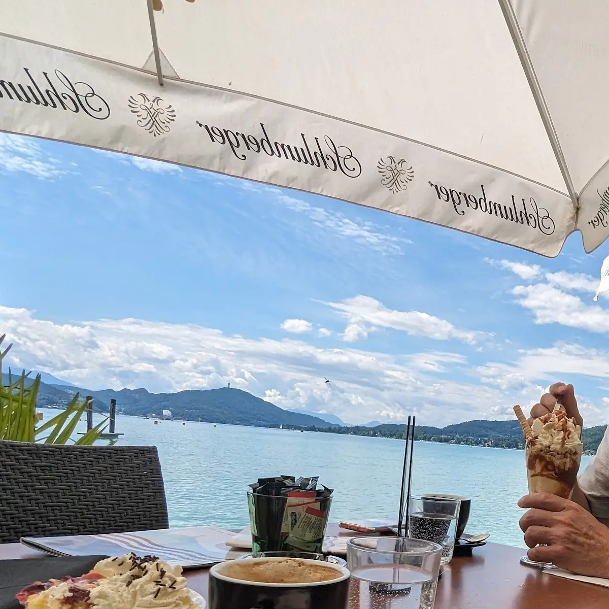 Verlängerter Mit Milch Und Kirschkuchen