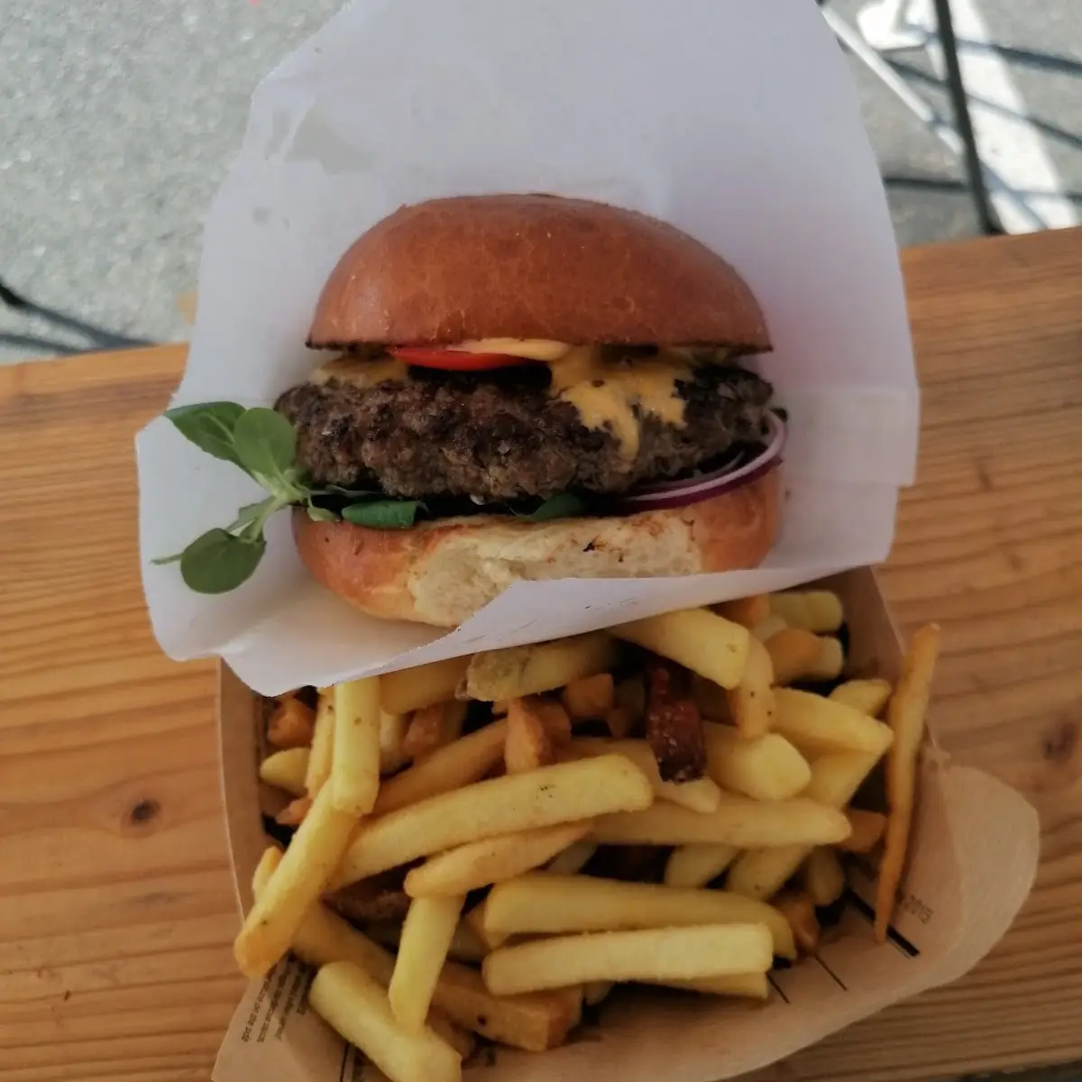 Börger Mit Honey Smokey Sauce Und Pommes-frites