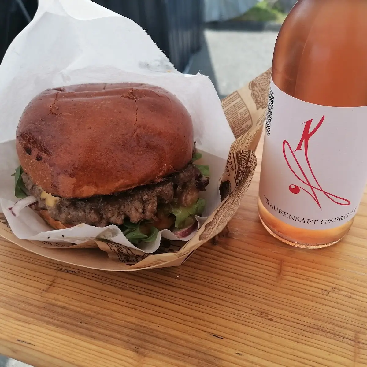 Börger Mit Honey Smokey Sauce Und Traubensaft