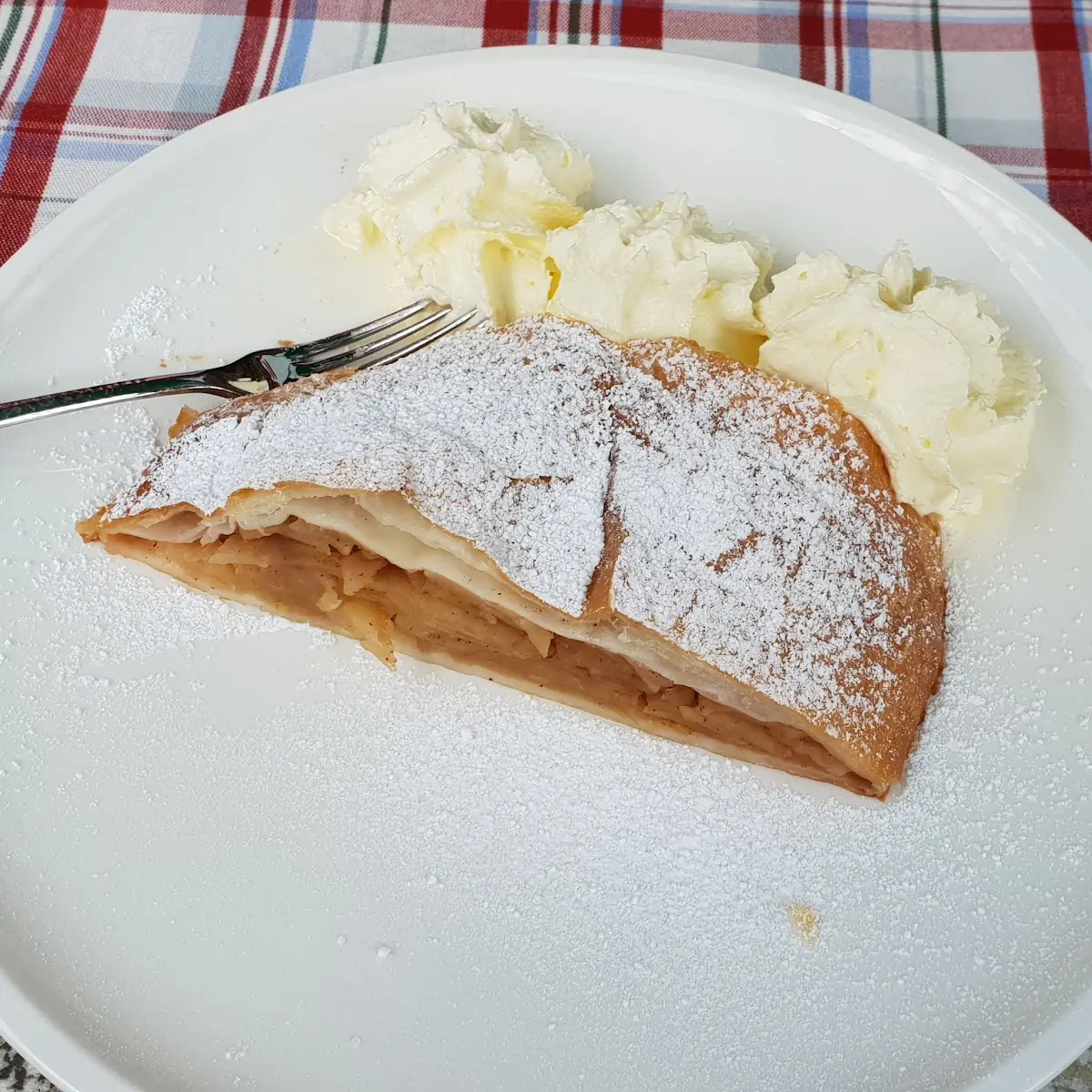 Hausgemachter Apfelstrudel Mit Sahne