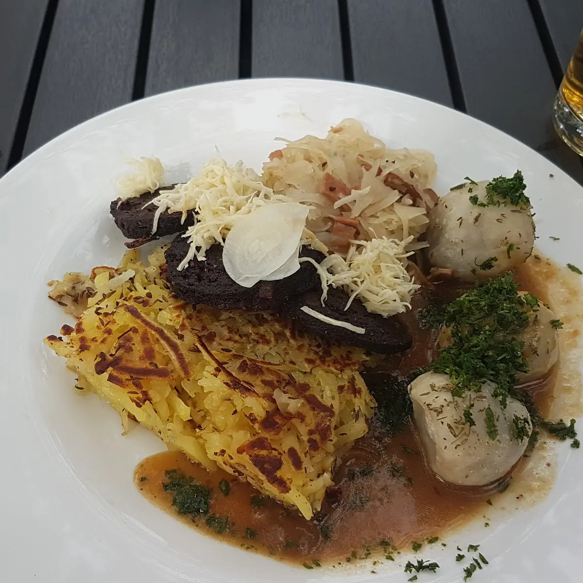 Grammelknödel Mit Speckkraut Und Erdäpfelröster Und Gebratene Blutwurstscheiben