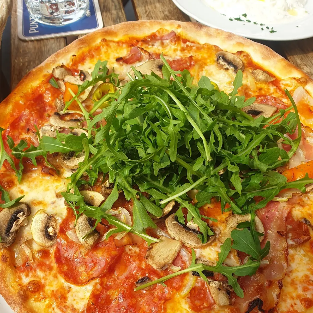 Pizza Capricciosa Mit Extra Rucola
