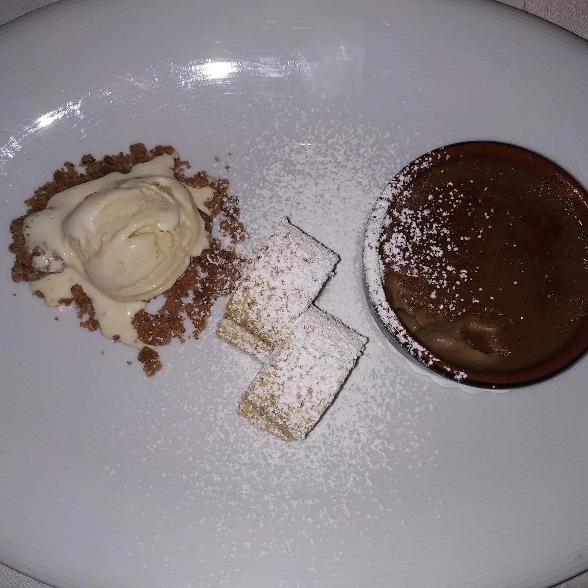 Kaffee-creme Brulet Eierlikörküchlein Und Weisse Schokolade-eis