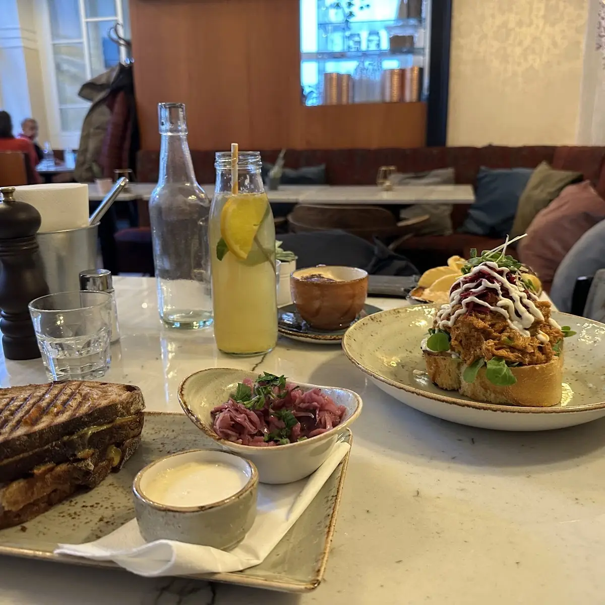 Treutoast Und Pulledporksandwich