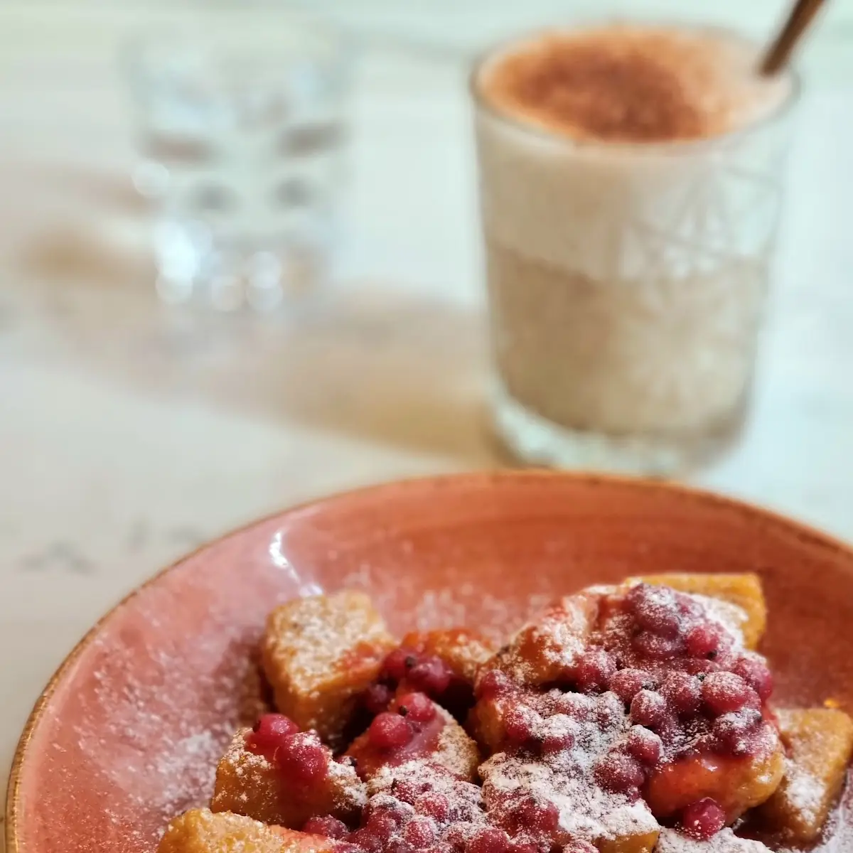 Veganer Grießschmarren Mit Johannisbeerragout Und Chai Latte Mit Hafermilch